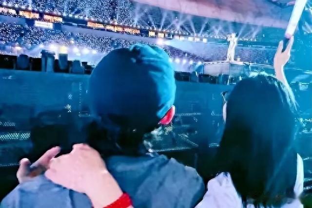 50岁何炅终于有了归宿？“新女友”身份曝光，网友：怎么又是她？