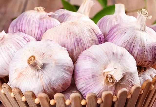 45岁大姐炒菜爱放大蒜，去医院检查后，医生惊讶：你平时咋吃的？