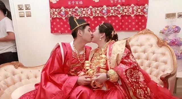 赌王女儿何超盈:下嫁小8岁东北小伙,倒贴14亿嫁妆,现怎样?