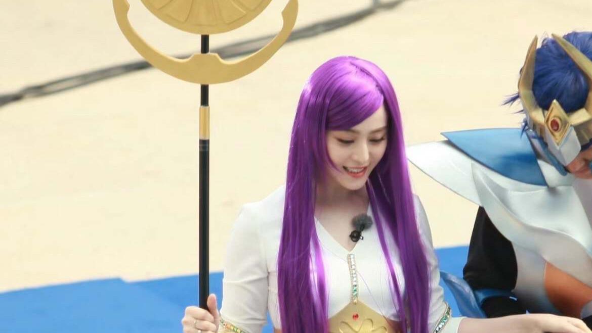 范冰冰COS雅典娜，紫色长发搭配长裙，氛围感十足，气质秒杀杨颖