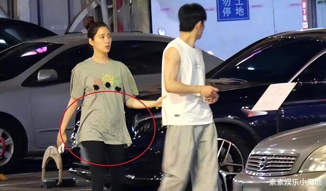 欧阳妮妮怀孕!街头打哈欠孕味十足,挺孕肚猜测接近4个月