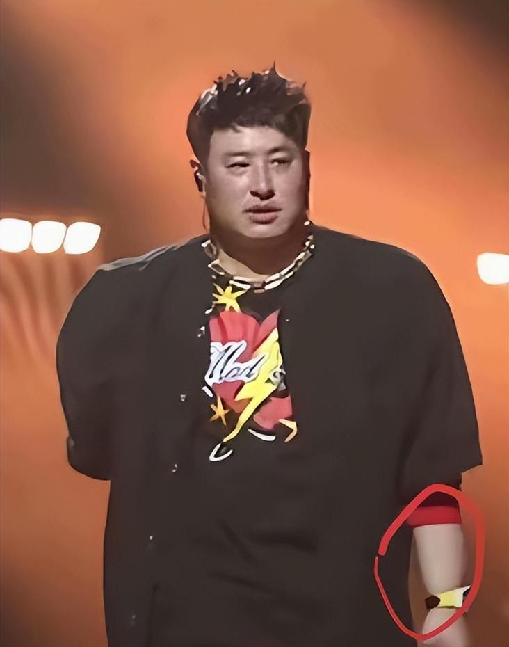 44岁潘玮柏胖至200斤,晒19岁时帅照,被罗志祥嘲笑:你就继续吃吧