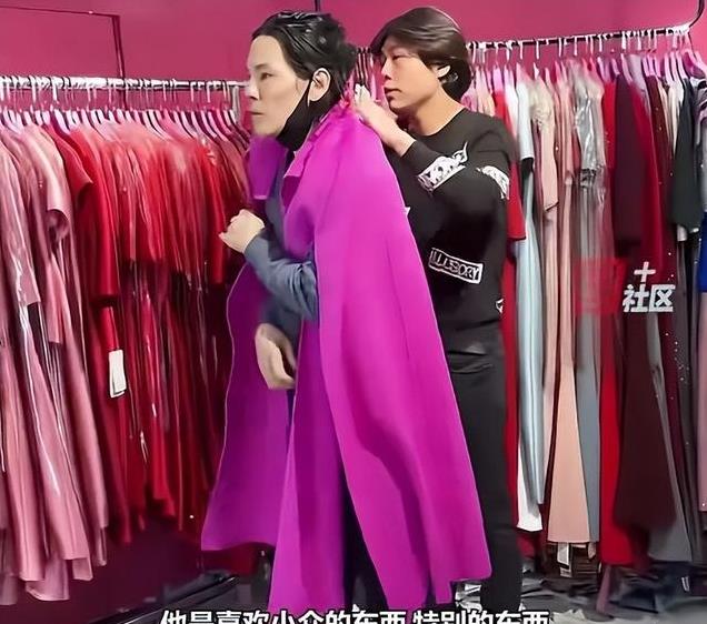 向佐来哈尔滨了!这花棉袄穿在他身上还挺好看,你别说还真适合他