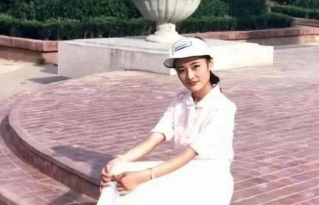 央视一姐周涛,顶董事长头衔主持中传校庆,网友扒出20岁惊艳照