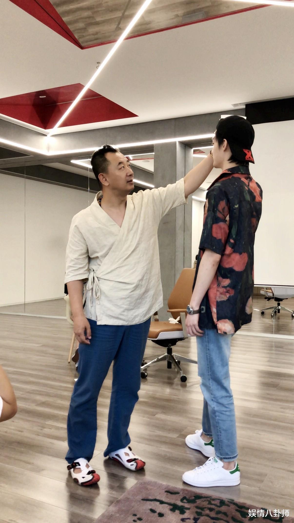 著名演员黄海波遭客户追债600万,吵架画面曝光,评论区却打抱不平