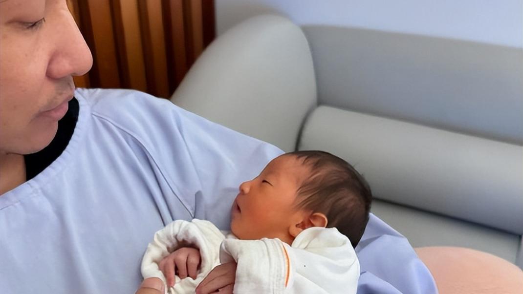 欧弟官宣三胎女儿出生，晒照笑称活在女儿国，女友已转正低调卖旧居