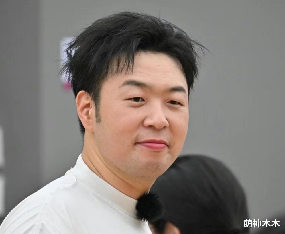 杜海涛彻底复胖了！录节目被拍到吃烧烤，近照曝光眼睛又小了一圈