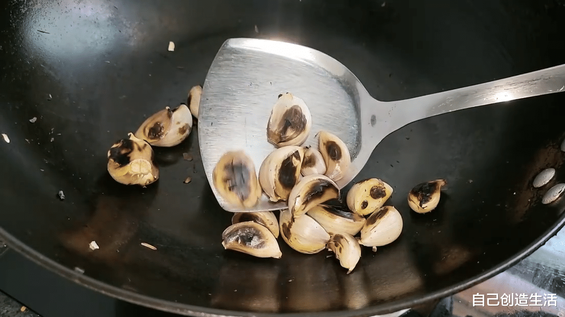 很多人都不知道把平时烧菜的大蒜，放锅里炒一炒出锅就是一道美味