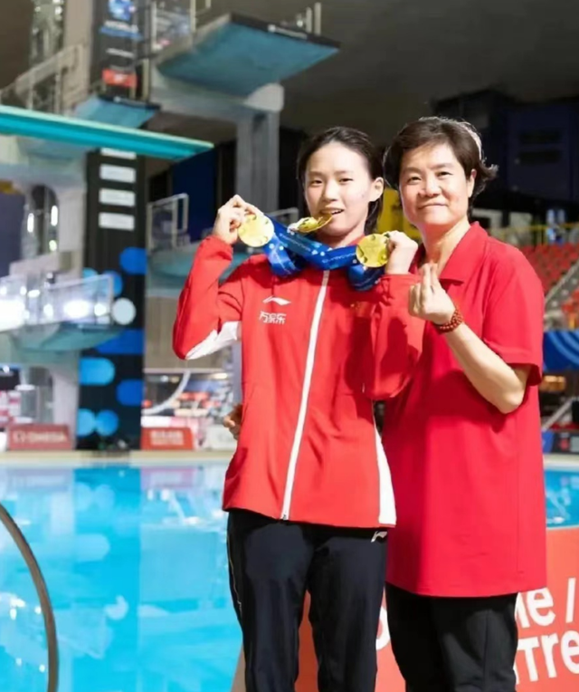 陳芋汐|多才多藝的陳芋汐，主持跨年晚會好漂亮的服飾