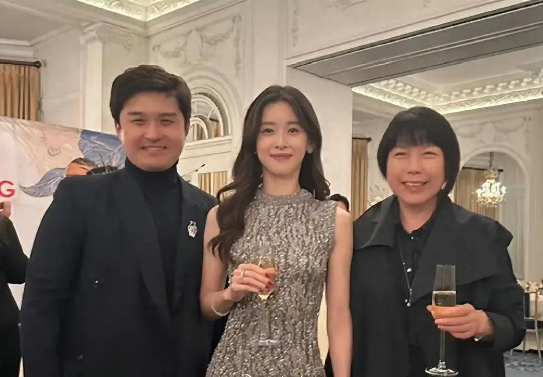 章泽天的面相变了，长得越来越像刘亦菲的妈妈了[捂脸]