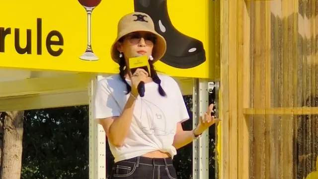 章子怡带儿子工作秀小蛮腰，暴露肚皮松弛，妊娠纹明显