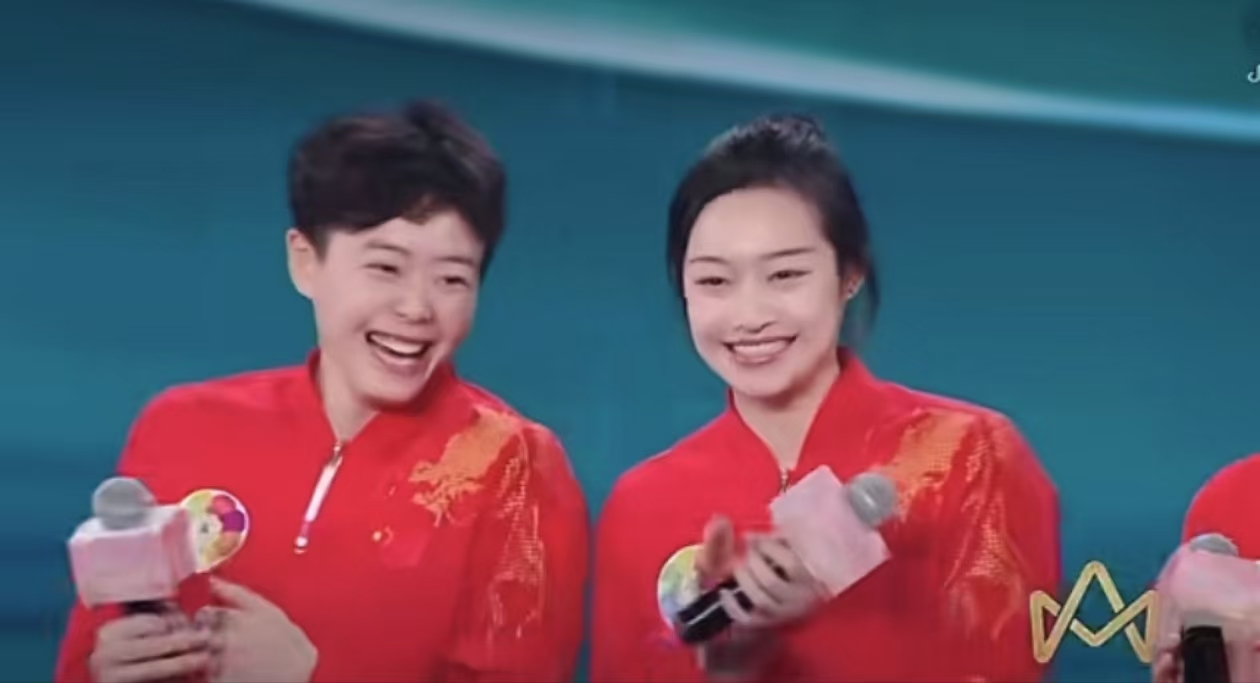 全红婵裹得严严实实抵达上海，人气太旺，俩大品牌商争相抢她