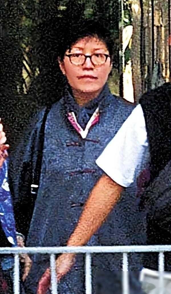 73岁谭咏麟与高挑美女十指紧扣逛街,女方疑是51岁红颜知己朱