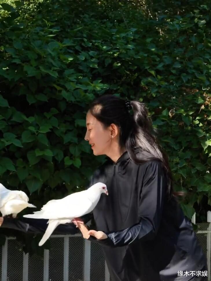 森林北官宣恋情后拿下首个代言!新视频风格大变,被指撞脸章子怡!