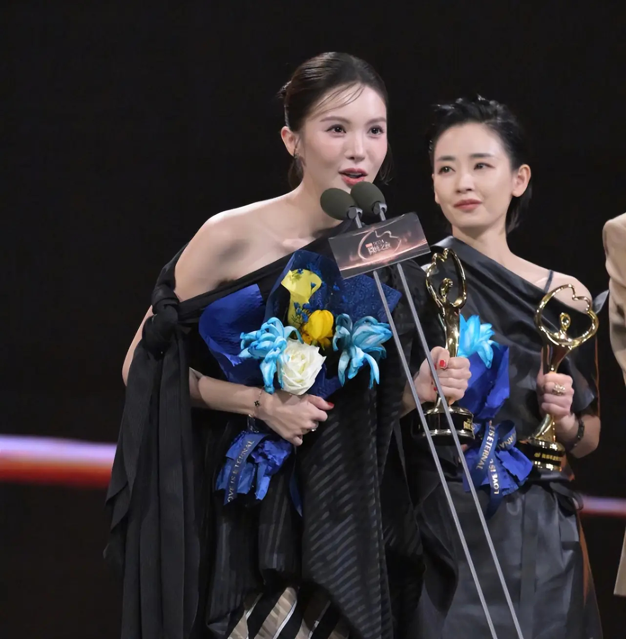 微博之夜太真实，关晓彤无镜头，王一博给肖战留面，李沁直接离场