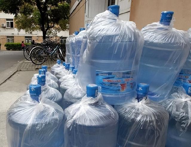 公务员对工作不满,往单位饮水机投放母猪激素,全办公室都胖成猪