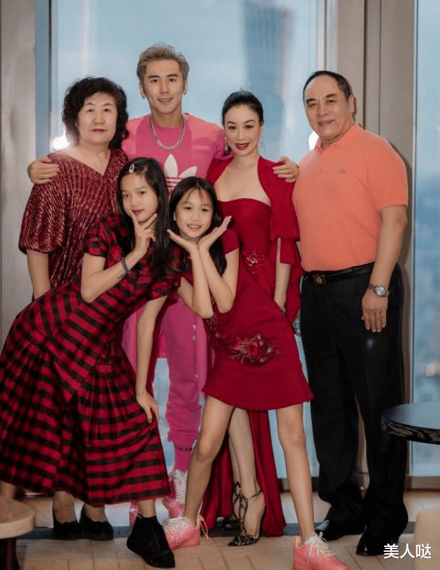 钟丽缇一家六口来拜年，穿高开叉红裙美丽动人，与大10岁婆婆同框竟似奶奶和孙女