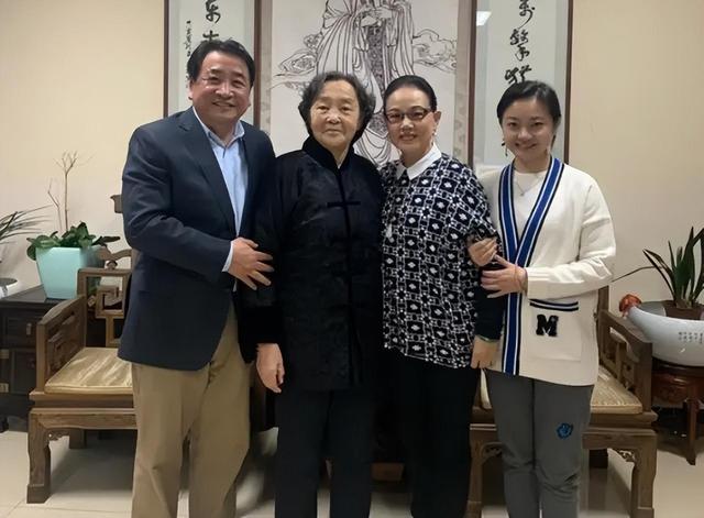 姜昆女儿姜珊：被父亲掐断星梦，因一段相声名声尽毁，44岁仍单身