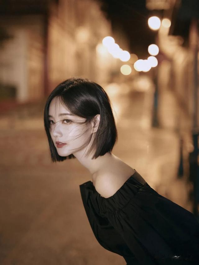 李一桐一字肩黑裙短发造型