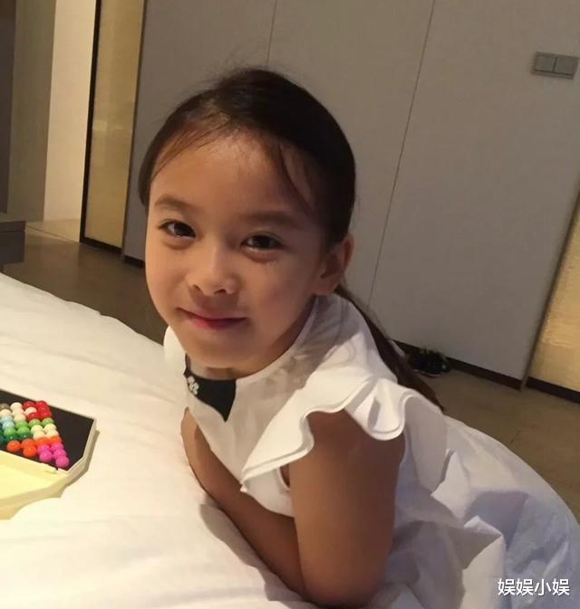 刘涛带一双儿女现身，16岁儿子比妈妈高半头，女儿长发飘飘很漂亮