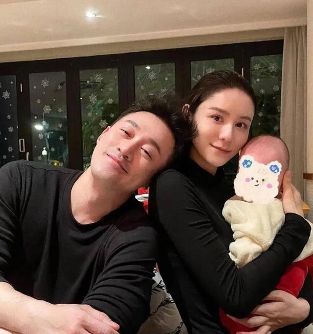 女星吴千语出席宴会,气质优雅贵气十足,小腹隆起疑似怀孕引关注