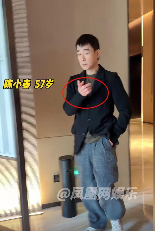 57岁陈小春近照曝光，衣品显老人味被围观，网友：我爷都不这么穿