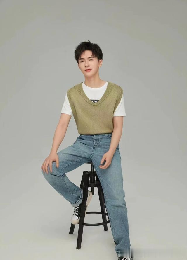 张逸杰新晋男演员,身上散发青春活力满满的气息,自带贵族气质。