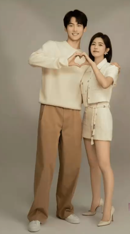 41岁陈妍希婚变后首现身!与小19岁小鲜肉组CP,两人拍戏亲密相拥