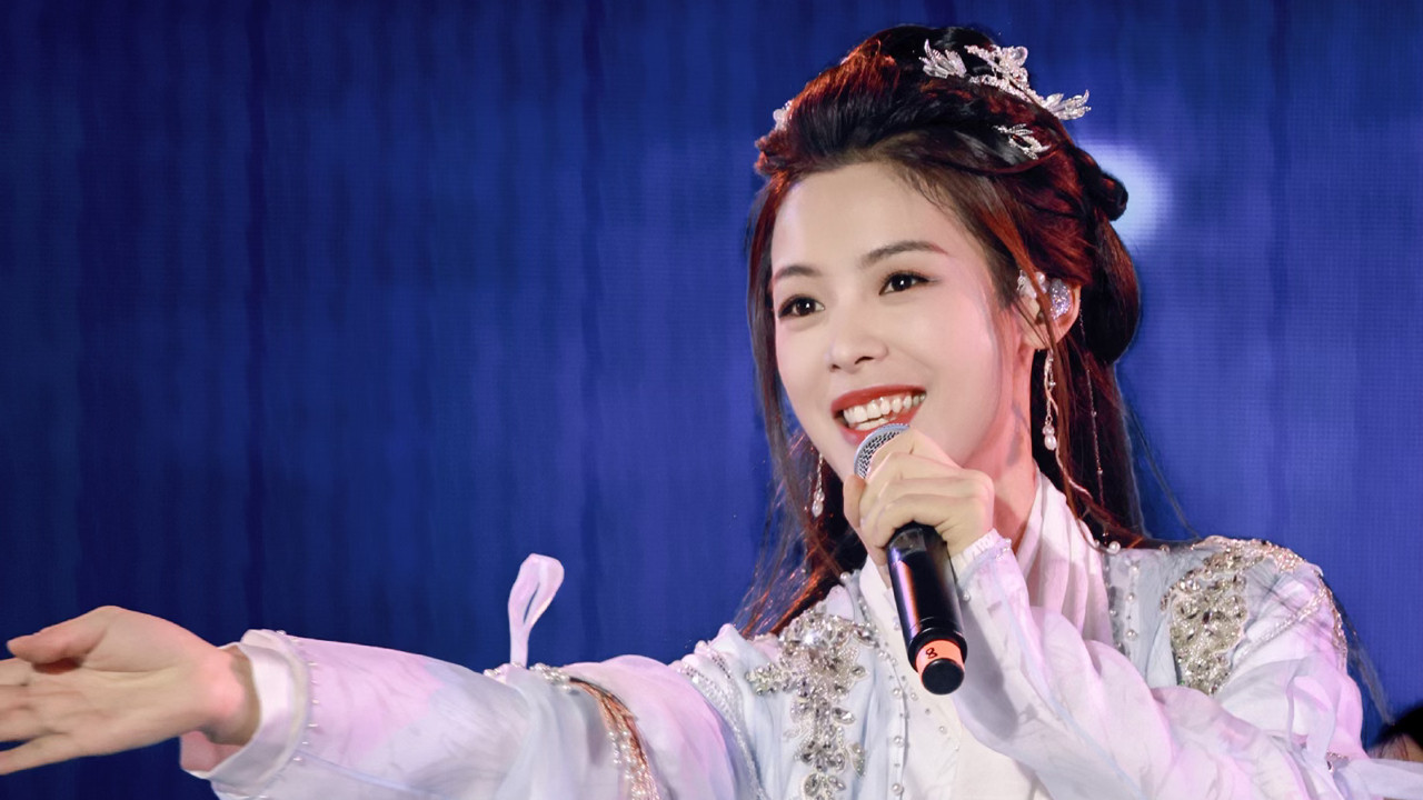 女演员拿了最佳男主角！被圈内集体声讨没几天，她迎来了最大靠山