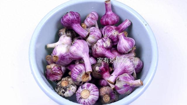 腌糖醋蒜时,蒜万不可直接放到醋中泡!多加1步,又香又脆