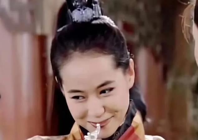 61岁叶童香港行生图，身躯佝偻、满脸皱纹，不老女神只是美颜强大