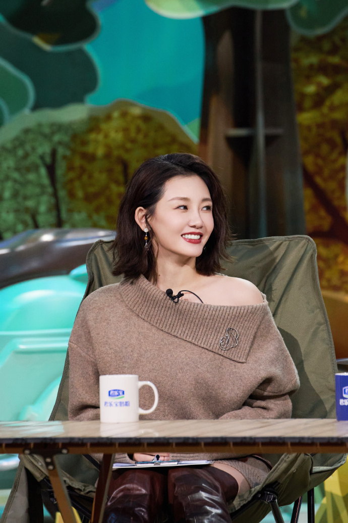 郑恺老婆苗苗又美出圈了，穿“露肩针织裙+长筒靴”，气质太惊艳