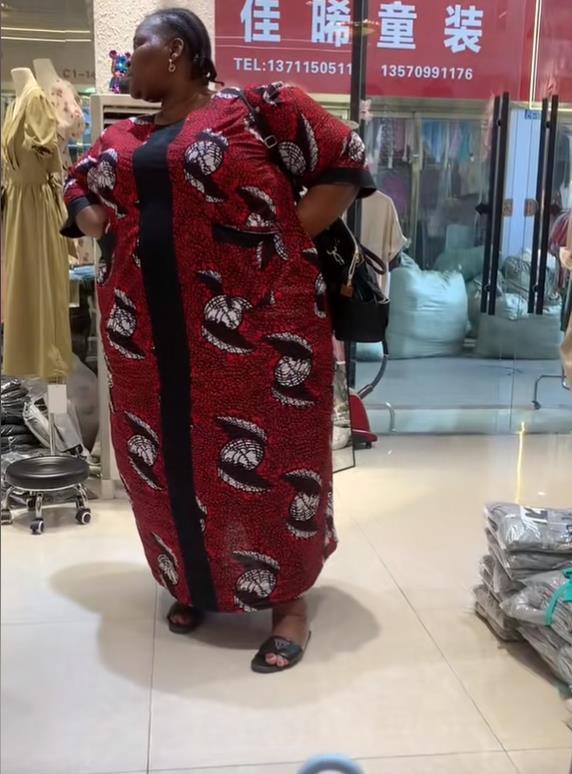 黑人女子进店采购，身材太过肥胖，老板娘无奈：妹子，减减肥吧！