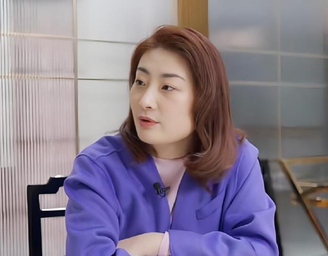 父亲走后宗馥莉久违现身，身形消瘦模样干练，上任5把火尽显野心