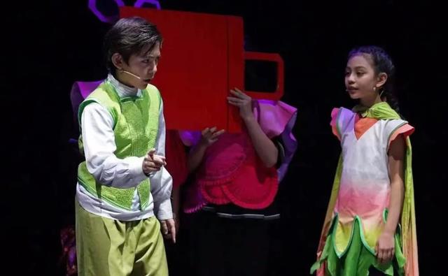 看了刘烨14岁儿子近照,才明白混血儿的心酸,周华健比儿子还年轻