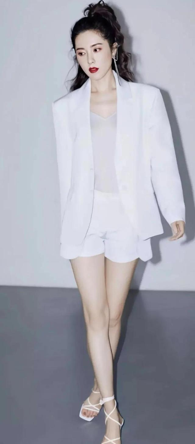 曾黎近照曝光,47岁头顶白发显老态,穿拖鞋逛街,蹲地吃饭无人识