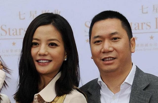 消失多年的赵薇终于露面，容颜尽失口碑暴跌的她，应验了琼瑶的话