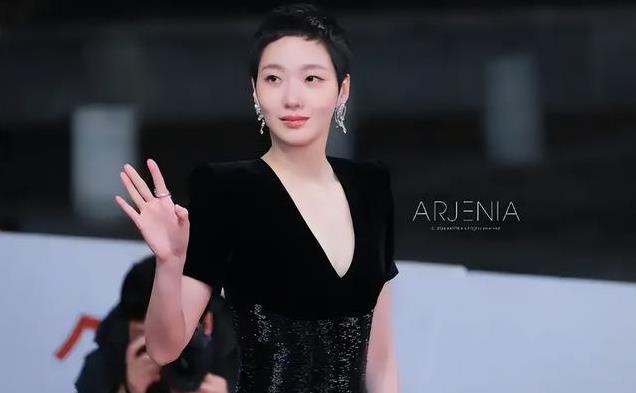 首尔电影节这天：一群韩国女星，被一位45岁的中国女星抢了风头！