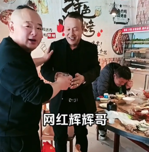 网红“新蔡骨头哥”去世，生前常吃甲鱼惹争议，大口吃廉价大骨头