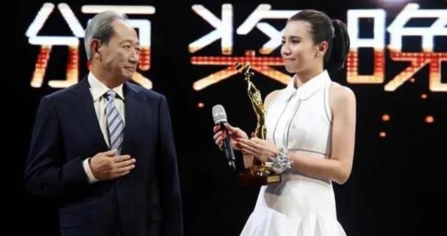 她曾被4个男人狂追，与5婚导演同居5年，42岁未婚的她要干什么？