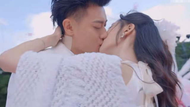 求婚成功！黄子韬徐艺洋在众人见证下深情拥吻，差点笑死在评论区