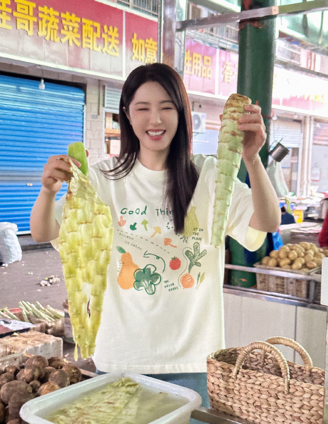 曾黎近照曝光,47岁头顶白发显老态,穿拖鞋逛街,蹲地吃饭无人识