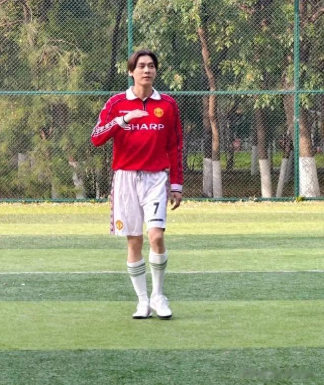 李易峰近照曝光,和友人踢足球,留中分发型露出大脑门,真不敢认