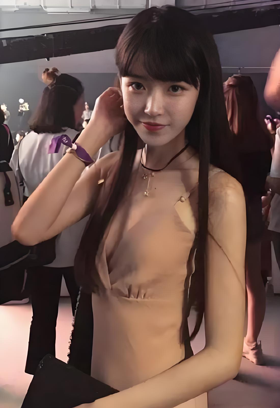 当年的“剪刀手女孩”,富豪许诺等她10年,如今长这样!