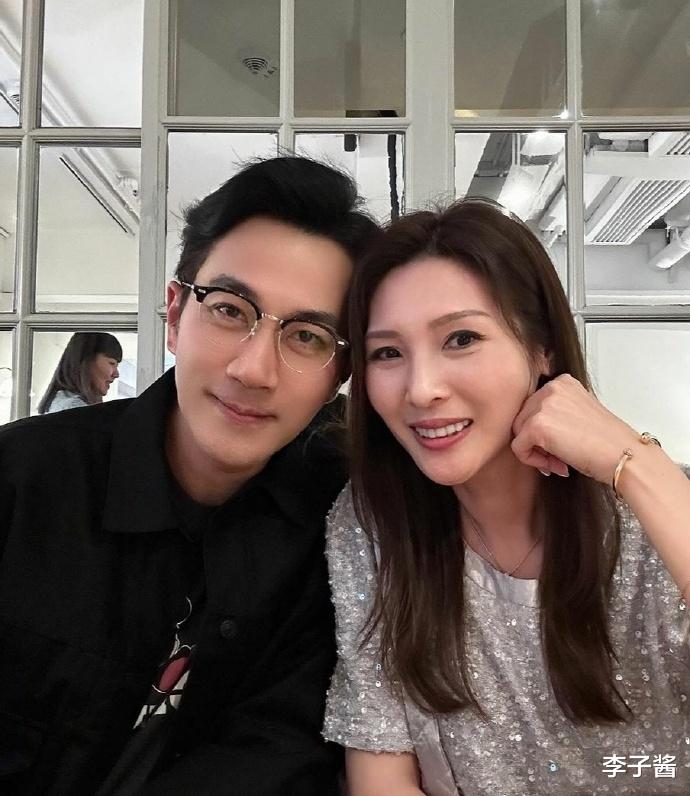 TVB第七期训练班艺员聚会,刘恺威罕见出镜,梳着大背头依然帅气