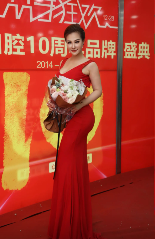 67岁徐少华接商演，与安娜金模仿女儿国片段，网友纷纷喊话侯耀华