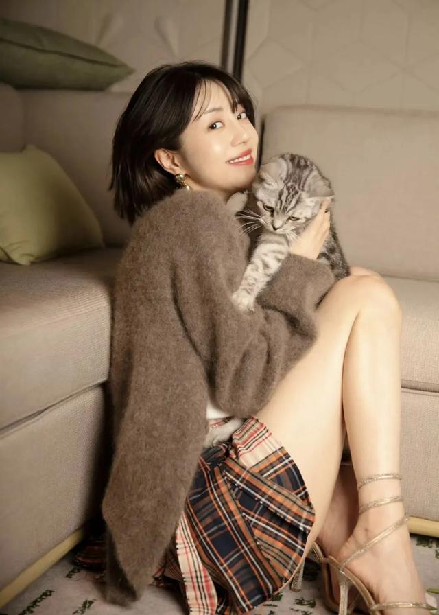 国民腿精李溪芮行走的荷尔蒙,这双腿穿丝袜也太绝了!