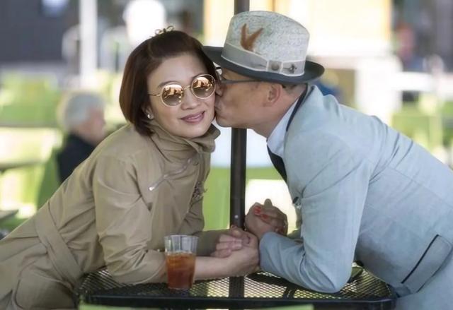 周立波妻子胡洁:靠前夫成亿万富豪,再嫁周立波,14年后她怎样了