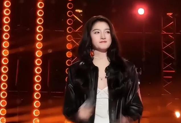 跨年晚会无滤镜颜值对比！杨幂装嫩，关晓彤发福，戚薇用力过猛