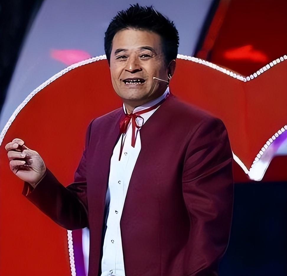 被批“不男不女”的毕凌，把父亲毕福剑所剩无几的体面，撕得稀碎